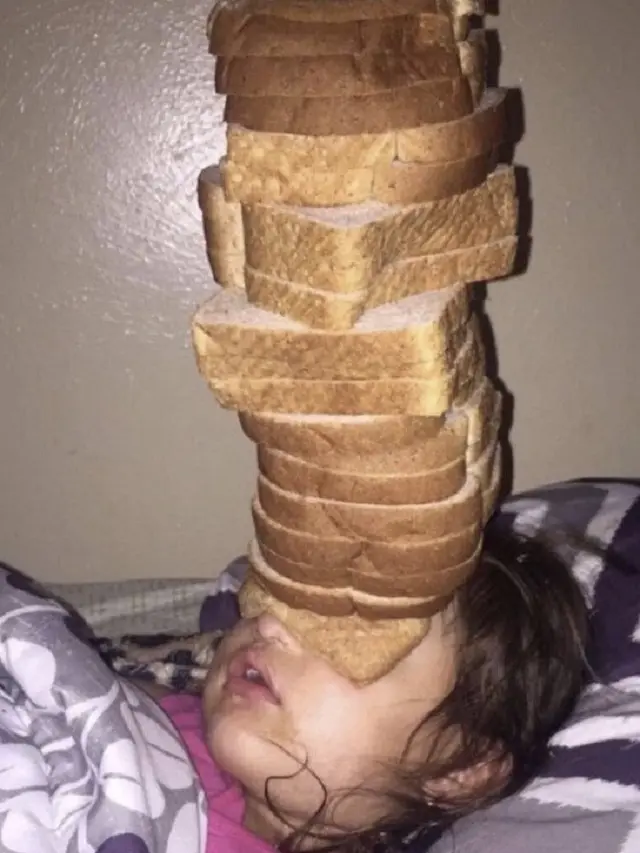 Aksi Orangtua Isengin Anak Saat Tidur, Bikin Ketawa Ngakak