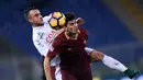 Pemain Roma, Diego Perotti (kanan) berebut bola dengan pemain Chievo, Filippo Costa pada lanjutan Serie A Italia di Olympic Stadium, Roma, (22/12/2016).  (AFP/Filippo Monteforte)