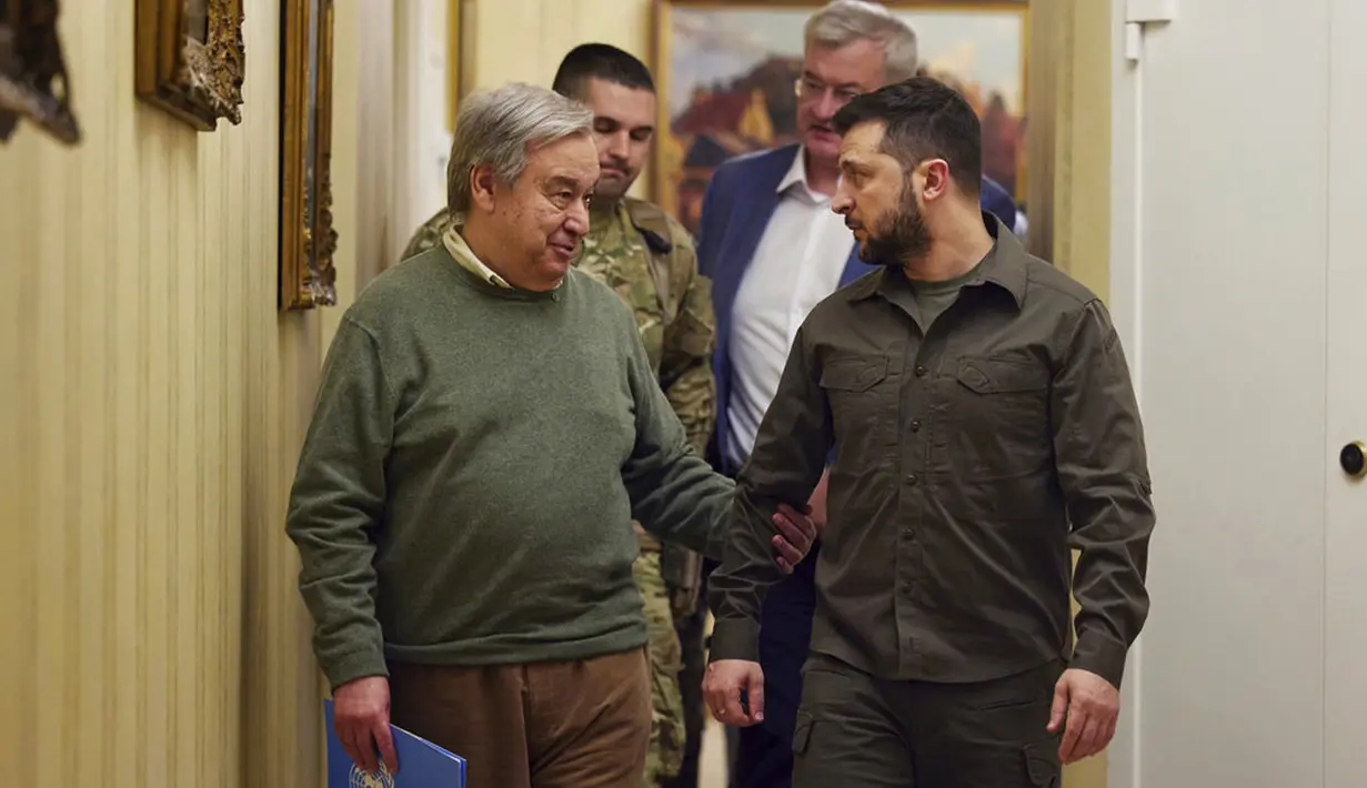 <p>Presiden Ukraina Volodymyr Zelenskyy (kanan) dan Sekretaris Jenderal PBB Antonio Guterres meninggalkan konferensi pers saat pertemuan mereka di Kiev, Ukraina, Kamis (28/4/2022). (Ukrainian Presidential Press Office via AP)</p>