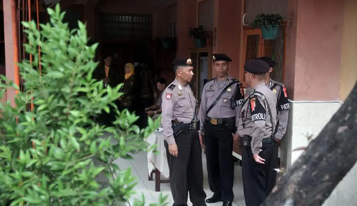 Penjagaan dilakukan selama UN berlangsung yang dimulai 5 Mei 2014 secara serentak di seluruh wilayah nusantara (Liputan6.com/Johan Tallo)