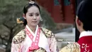 Han Ga In terlihat megitu memesona ketika dirinya memakai hanbok. Aktris kelahiran 25 Februari 1982 ini mengenakan hanbok ketika bermain dalam The Moon Embracing the Sun. (Foto: soompi.com)