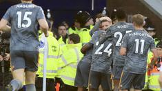 Para pemain Leicester City merayakan gol yang dicetak oleh Jamie Vardy ke gawang Everton pada laga Premier League di Stadion Goodison Park, Selasa (1/1). Leicester City menang 1-0 atas Everton. (AP/Peter Byrne)