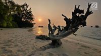 Suasana matahari tenggelam (sunset) di Pulau Pari, Kepulauan Seribu, Jakarta pada 3 Agustus 2019. Pulau Pari merupakan bagian dari 12 pulau dari Kelurahan Pulau Pari dengan potensi keindahan pantai dan alamnya. (Liputan6.com/Herman Zakharia)