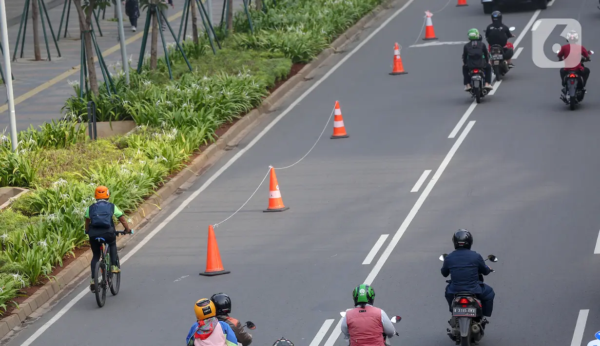 Warga bersepeda setelah jam kerja di jalur khusus sepeda kawasan Jalan Sudirman, Jakarta, Selasa (14/7/2020). Jalur sepeda bernama pop-up bike lane yang berada di sepanjang Jalan Jenderal Sudirman dan MH Thamrin berjarak sekitar 14 Km. (Liputan6.com/Fery Pradolo)