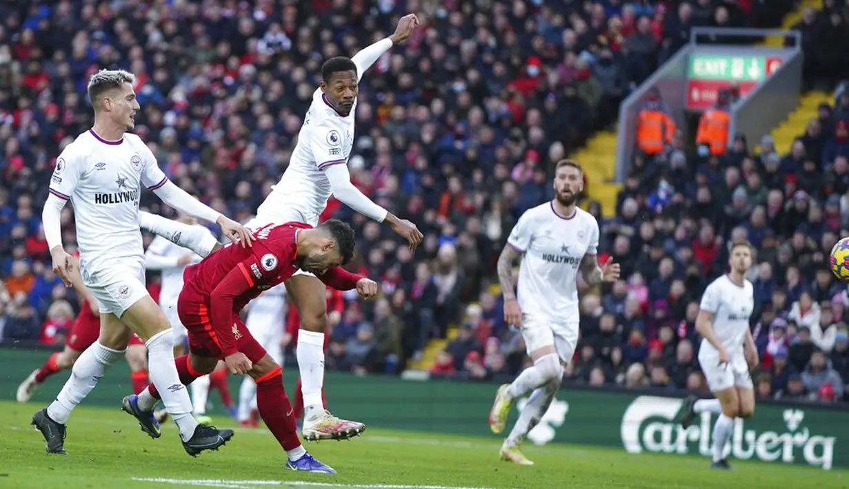 Pemain Liverpool Alex Oxlade-Chamberlain (kedua kanan) mencetak gol ke gawang Brentford pada pertandingan sepak bola Liga Inggris di Anfield, Liverpool, Inggris, 16 Januari 2022. Liverpool menang 3-0. (AP Photo/Jon Super)