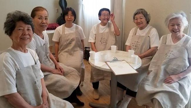 Seorang demensia ketika tengah melayani pelanggan (boredpanda.com)