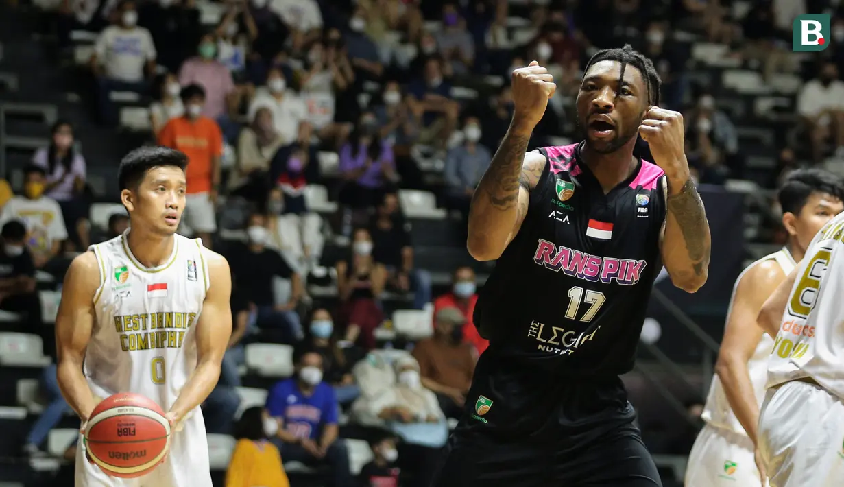 Pemain Rans PIK Basketball, H. Heyward melakukan selebrasi usai mencetak poin saat laga pekan pertama IBL Tokopedia 2022 melawan West Bandits Combiphar Solo di Hall Basket Gelora Bung Karno, Senayan, Sabtu (15/01/2022). (Bola.com/Bagaskara Lazuardi)