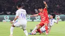 Menguasai pertandingan sejak menit awal, Persija gagal menembus pertahanan Arema FC. Persija justru kebobolan dua gol di menit-menit jelang babak kedua berakhir. Tampak dalam foto, gelandang serang Persija, Witan Sulaeman (tengah) diadang dua pemain Arema FC saat pertandingan pekan ke-20 BRI Super League 2025/2026 di Stadion Utama Gelora Bung Karno, Jakarta, Minggu (8/2/2026). (Bola.com/Abdul Aziz)