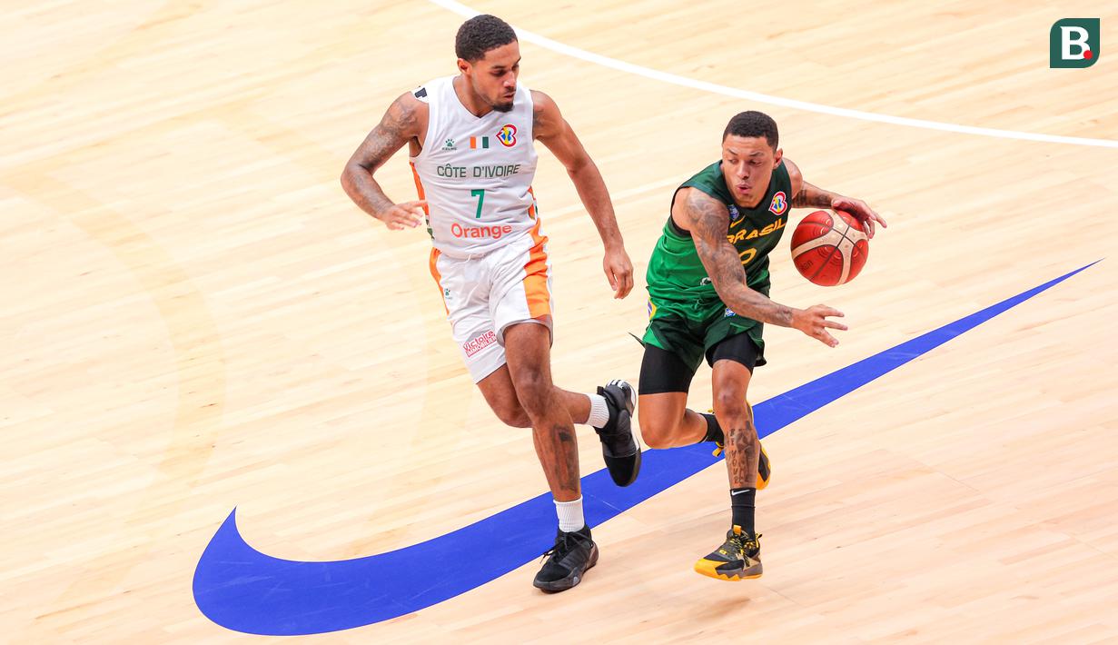 Pebasket Brasil, Yago Santos (kanan) berusaha melewati penjagaan pebasket Pantai Gading, Maxence Dadiet pada laga ketiga Grup G Piala Dunia FIBA 2023 di Indonesia Arena, Senayan, Jakarta, Rabu (30/08/2023). Brasil menang dengan skor 89-77. (Bola.com/Bagaskara Lazuardi)