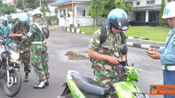 Citizen6, Surabaya: Pada kegiatan ini tidak diketemukan pelanggaran yang fatal terhadap anggota Menbanpur-1 Mar hanya beberapa kelengkapan seperti helm yang tidak sesuai dengan warna biru. (Pengirim: Budi Abdillah)
