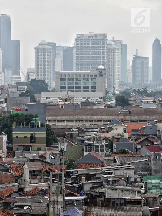 Pemandangan pemukiman padat penduduk dengan latar gedung bertingkat di Jakarta Pusat, Kamis (31/1). Berdasarkan survei Euromonitor International, Jakarta akan menjadi kota paling padat di dunia pada 2030. (Liputan6.com/Faizal Fanani)