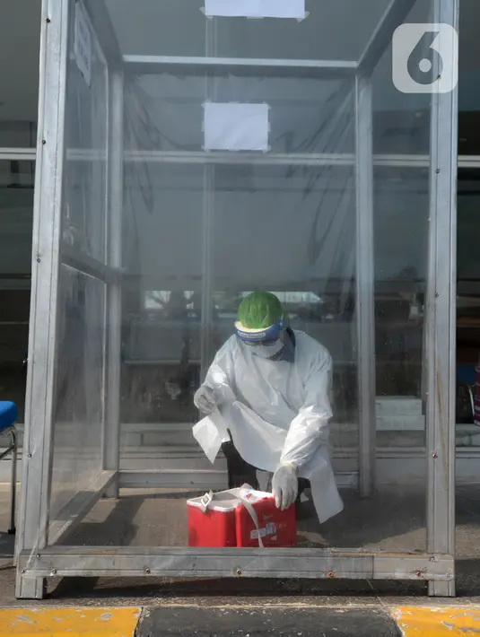 Petugas menyiapkan peralatan swab test antigen untuk pemudik saat arus balik Lebaran di Terminal Pulogebang, Jakarta, Jumat (21/5/2021). Pada hari ini, ada tiga pemudik terindikasi positif COVID-19. (merdeka.com/Imam Buhori)