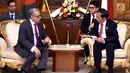 Presiden Joko Widodo berbincang dengan Presiden Bangladesh Abdul Hamid di Credential Hall, (27/1). Jokowi menyatakan Indonesia siap mendukung Bangladesh mencapai target keluar dari kelompok LDCs 2024 mendatang. (Liputan6.com/Pool/Rusman Biro Pers Setpres)