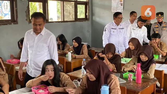 Penjabat Gubernur Jabar Kusmana Bey Machmudin saat meninjau program makan bergizi gratis di Kota Sukabumi (Liputan6.com/Fira Syahrin).