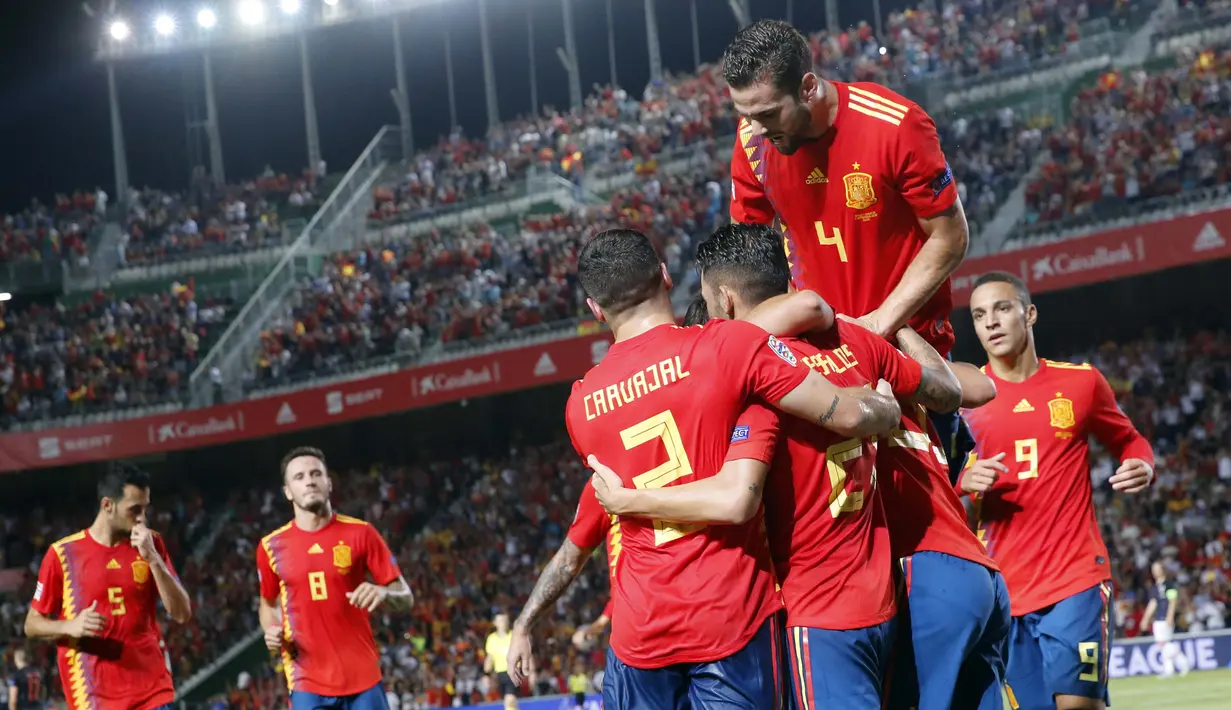 Para pemain Spanyol merayakan gol yang dicetak oleh Sergio Ramos ke gawang Kroasia pada laga UEFA Nations League di Stadion Manuel Martinez Valero, Selasa (11/9/2018). Spanyol menang 6-0 atas Kroasia. (AP/Alberto Saiz)
