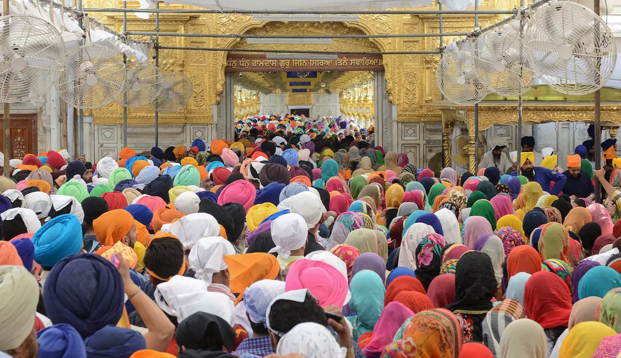 Umat penganut Sikh India berbaris untuk memberi penghormatan dalam perayaan ulang tahun ke 397 Guru Sikh Kesembilan di Kuil Emas di Amritsar, India (5/4). (AFP/Narinder Nanu)