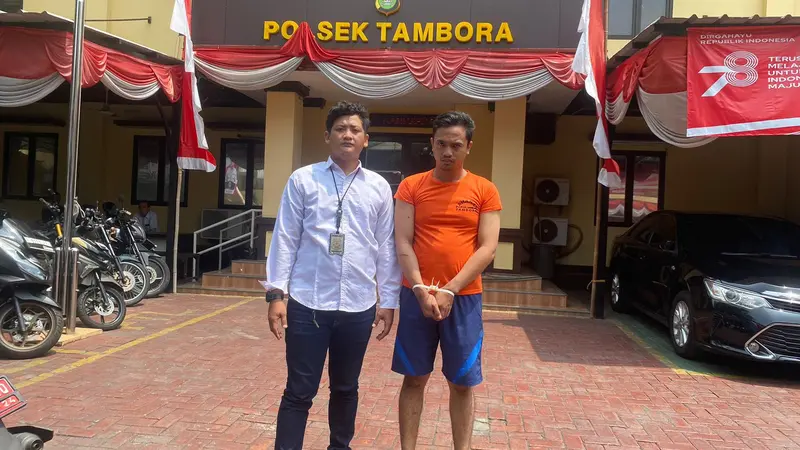 Polsek Tambora Jakarta Barat menangkap seorang karyawan perusahaan manufaktur tekstil yang diduga melakukan tindak pidana penggelapan barang-barang milik perusahaannya.