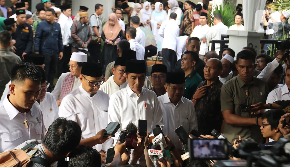 Presiden RI Joko Widodo atau Jokowi menyampaikan keterangan pers usai melayat KH Salahuddin Wahid atau Gus Sholah di rumah duka kawasan Mampang Prapatan, Jakarta, Senin (3/2/2020). Gus Sholah akan dimakamkan di Jombang. (Liputan6.com/Herman Zakharia)