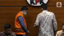 Salah satu tersangka kasus dugaan suap terkait pelaksanaan berbagai proyek infrastruktur di Kabupaten Maberamo Tengah, Papua yang melibatkan Bupati Mamberamo Tengah, Ricky Ham Pagawak saat rilis penahanan di Gedung KPK, Jakarta, Kamis (8/9/2022). Terkait kasus tersebut, KPK menahan Dirut PT Bina Karya Raya, Simon Pampang dan Jusie Andra Pribadi Pampang (Direktur PT Bumi Abadi Perkasa). (Liputan6.com/Helmi Fithriansyah)