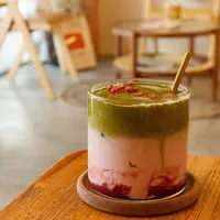 Tak hanya cantik dipandang, minuman ini menawarkan perpaduan rasa fruity dan creamy yang cocok dinikmati dingin. (Foto/Dok: Pexels)