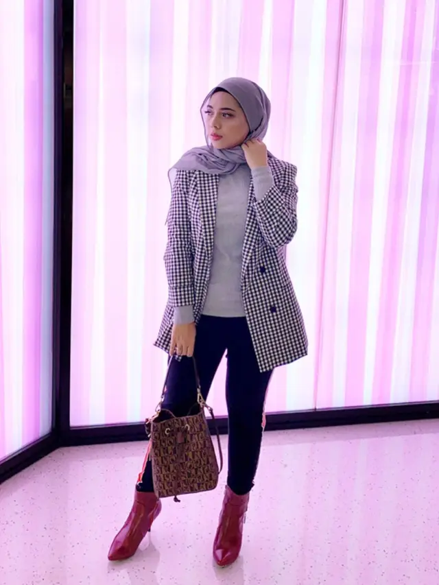 Putuskan Berhijab, Ini 6 Potret Istri Arif 'Mak Beti' yang Memesona