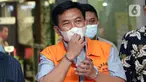 Direktur Utama PT Permata Nirwana Nusantara yang juga Direktur PT Duta Mas Indah, Heri Sukamto usai rilis penahanan di Gedung KPK, Jakarta, Kamis (28/7/2022). KPK menahan Heri Sukamto terkait kasus dugaan korupsi pekerjaan pembangunan Stadion Mandala Krida Daerah Istimewa Yogyakarta yang diusut sejak awal 2021. (Liputan6.com/Helmi Fithriansyah)