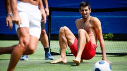 Petenis asal Serbia, Novak Djokovic saat bermain sepakbola bersama timnya jelang bertanding melawan Cristian Garin dari Chile pada hari keenam turnamen tenis ATP Cup di Brisbane, Australia, Rabu (8/1/2020). (AFP Photo/Patrick Hamilton)