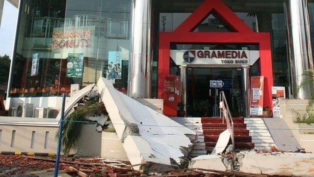 Potret lawas saat Gempa Jogja tahun 2006. (Sumber Foto oleh Anton Asmonodento via Instagram/wonderfuljogja)