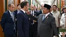 Diketahui, usai meninjau Akademi Militer, Presiden Prabowo Subianto dan Emmanuel Macron langsung bertolak menuju Candi Borobudur di Magelang, Jawa Tengah. (JEANNE ACCORSINI/POOL/AFP)