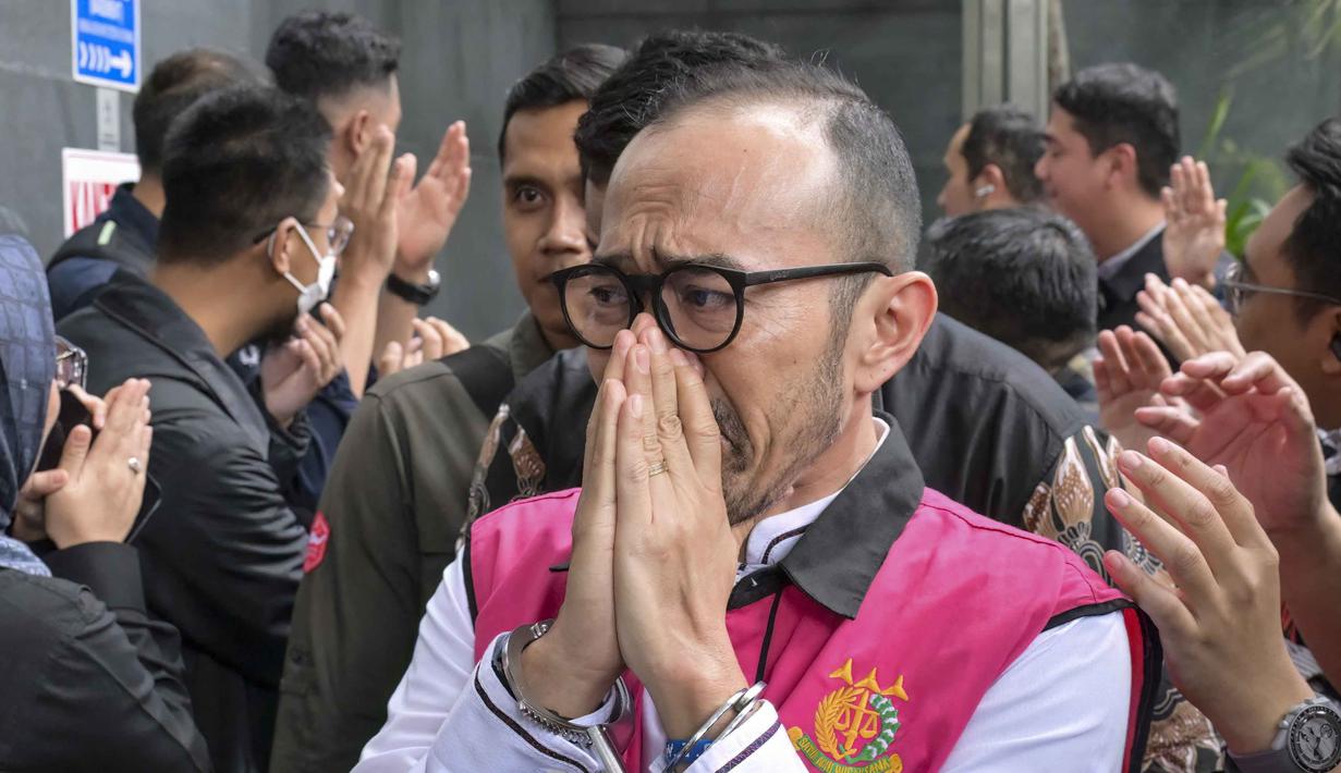 Riva divonis bersama terdakwa lainnya, yakni Maya Kusmaya selaku bekas Direktur Pemasaran Pusat dan Niaga PT Pertamina Patra Niaga yang juga divonis 9 tahun penjara dan denda Rp1 miliar subsider 190 hari. Tampak dalam foto, mantan Direktur Utama PT Pertamina Patra Niaga, Riva Siahaan, saat menuju ke ruang sidang untuk mendengar pembacaan vonis oleh majelis hakim Pengadilan Tindak Pidana Korupsi, Jakarta, Kamis (26/2/2026). (BAY ISMOYO/AFP)