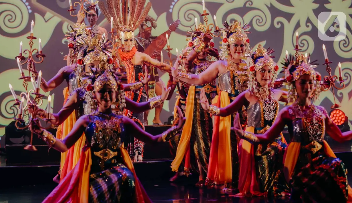 Sejumlah seniman tampil dalam pagelaran Sabang Merauke Premier With Live Perfomance di Djakarta Theater, Kamis (2/6/2022). Peringatan Hari Kelahiran Pancasila pada 1 Juni, Pagelaran Sabang-Merauke di harapkan dapat memberikan sumbangsih melestarikan dan mengenalkan kekayaan seni budaya bangsa kepada masyarakat Indonesia. (Liputan6.com/Faizal Fanani)