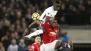 Duel pemain Manchester United, Paul Pogba dan pemain Tottenham, Davinson Sanchez pada lanjutan Premier League di Wembley stadium, (31/1/2018). Spurs menang 2-0. (AP/Kirsty Wigglesworth)