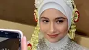 Ia tampil menawan mengenakan kebaya adat Jawa berwarna putih dipadukan dengan hijab warna senada. [@fayenicolee]