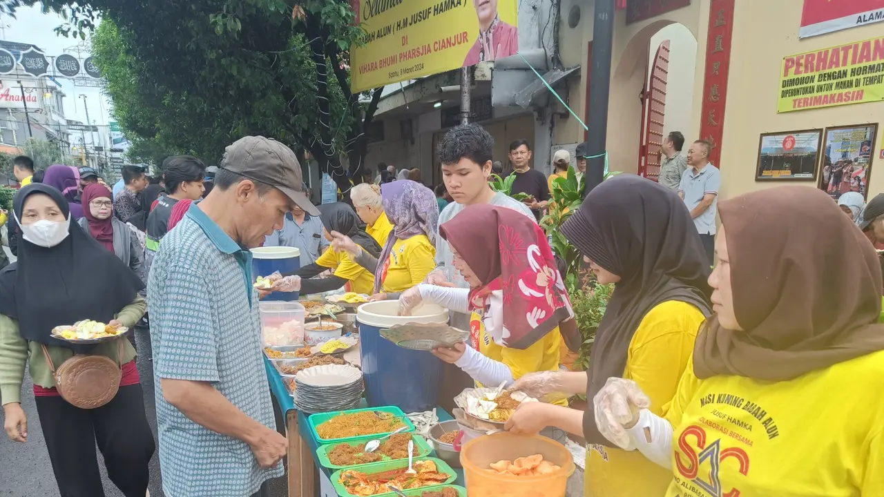 Pengusaha jalan tol Jusuf Hamka atau yang sering dipanggil Babah Alun membantu masyaraat lewat program nasi kuning Rp3.000 per porsi yang di gelar di Vihara Bumi Pharsjia, Cianjur, Jawa Barat. (Sulaeman/Merdeka.com)