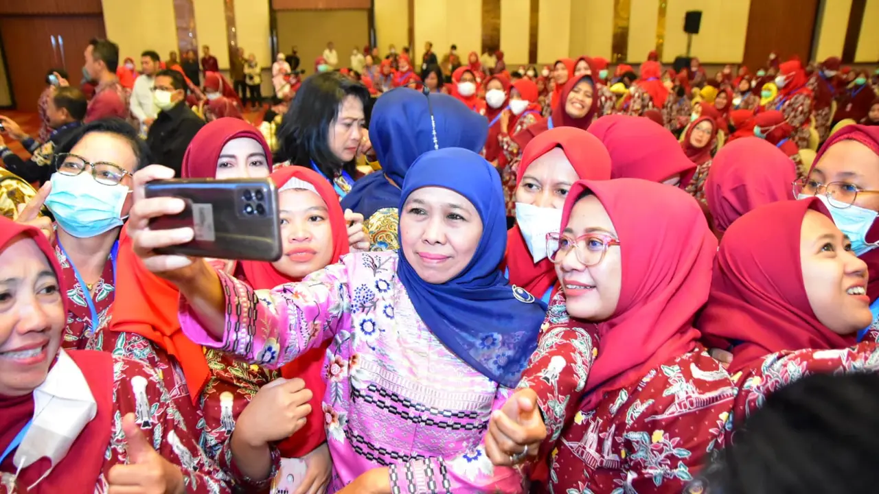 Khofifah saat menghadiri acarakolaborasi Dexa Group dengan Badan Kependudukan dan Keluarga Berencana Nasional (BKKBN). (Istimewa)