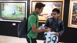 Pemain Timnas Indonesia, Septian David, memberikan tanda tangan kepada suporter yang menunggu di Hotel Sultan, Jakarta, Selasa (13/11). Timnas Indonesia akan melawan Timor Leste pada laga Piala AFF 2018. (Bola.com/Vitalis Yogi Trisna)