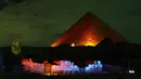 Piramida berwarna merah saat pertunjukan cahaya dan suara di Giza, Mesir, Kamis (23/1/2020). Pertunjukan tersebut digelar sebagai bagian dari perayaan Tahun Baru Imlek. (Xinhua/Ahmed Gomaa)