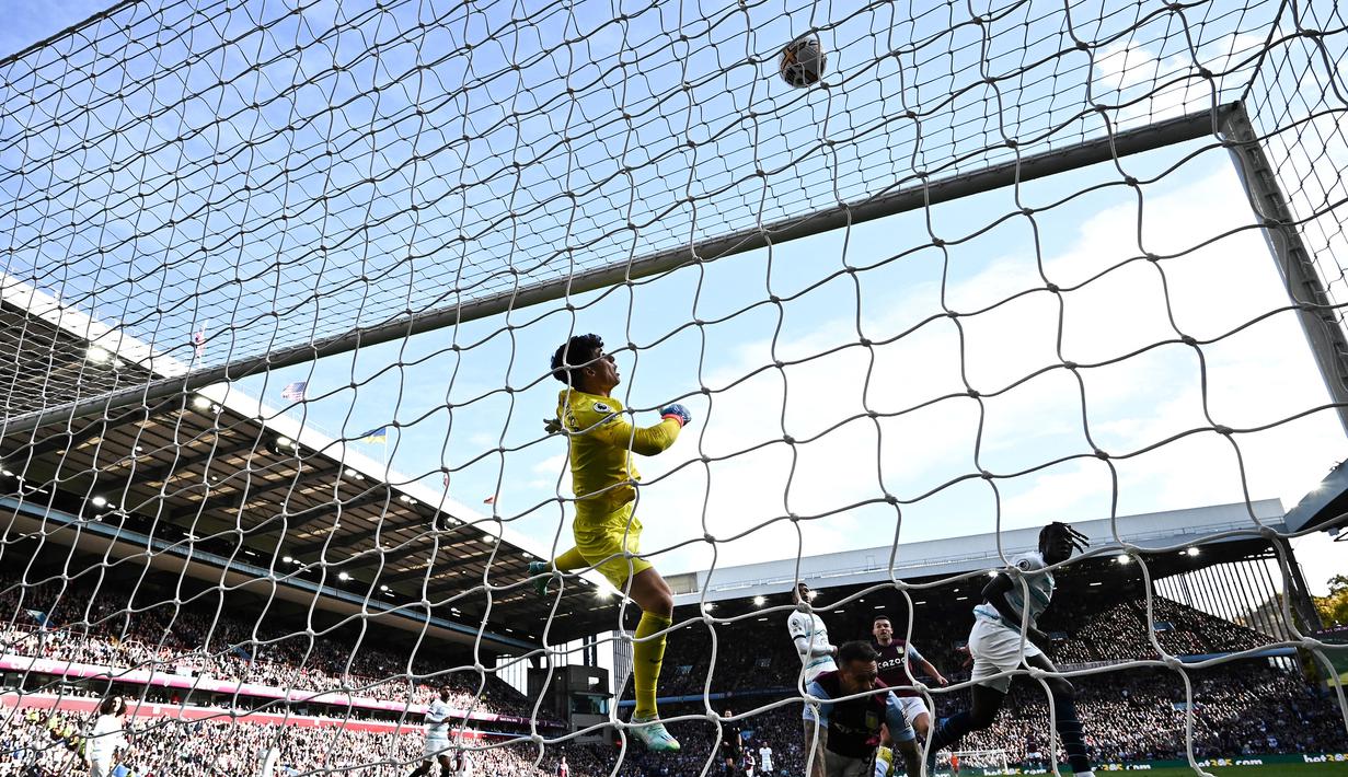 Pada babak kedua Kepa Arrizbaalaga kembali tampil prima. Peluang demi peluang Aston Villa berhasil dimentahkannya. Salah satunya adalah saat ia membuat penyelamatan ganda pada menit ke-62. Usai meninju bola liar di dalam kotak penalti, ia kemudian mampu mengamankan sepakan jarak jauh John McGinn. (AFP/Ben Stansall)