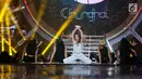 Penyanyi asal Korea Chung Ha (tengah) menghibur penonton pada Konser "Smartfren Wow" di Istora Senayan, Jakarta, Jumat (20/9/2019). Diiringi dancer,  Chung Ha tampil dengan cantik, dengan balutan busana bernuansa putih. (Liputan6.com/Herman Zakharia)