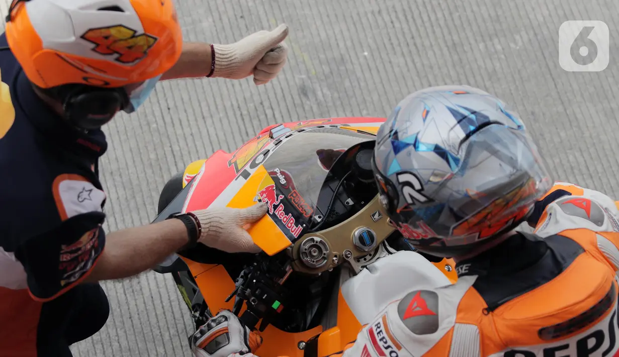 Pembalap Repsol Honda Team, Pol Espargaro saat sesi Warm Up MotoGP di Pertamina Mandalika International Street Sirkuit, Nusa Tenggara Barat, Minggu (20/3/2022). (Liputan6.com/Helmi Fithriansyah)