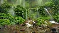 Air terjun Benang Kelambu di lereng Gunung Rinjani, Lombok. | via: redbubble.com