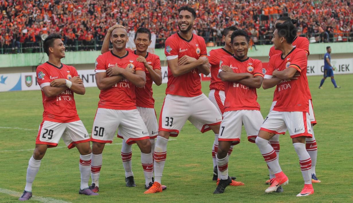 Para pemain Persija Jakarta merayakan gol yang dicetak Bruno Lopes ke gawang Persib Bandung pada laga Liga 1 Indonesia di Stadion Manahan, Solo, Jumat (3/11/2017). Persija menang 1-0 atas Persib. (Bola.com/Ronald Seger)