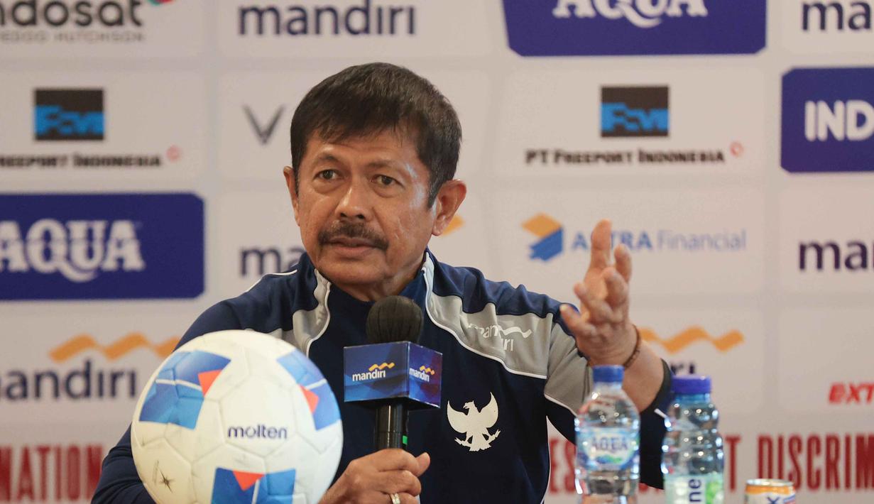 Laga tersebut akan berlangsung di Stadion Pakansari, Cibinong, Kabupaten Bogor, Jawa Barat pada Sabtu (15/11) dan Rabu (18/11/2025). Tampak dalam foto, pelatih Timnas Indonesia U-22, Indra Sjafri, saat memberi keterangan terkait pertandingan uji coba melawan Mali, Jakarta, Jumat (14/11/2025). (Bola.com/Abdul Aziz)