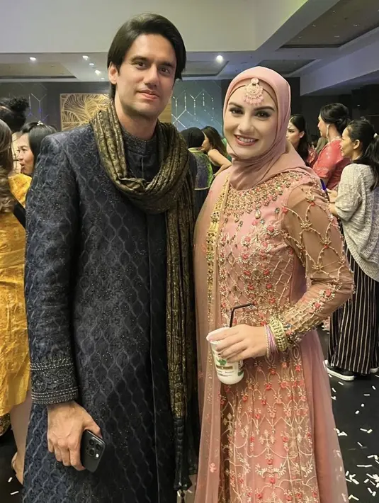 <p>Irish Bella tampil dengan busana khas perempuan India warna pink lengkap dengan selendangnya dan aksesori kepala. [@farahcarpetsofficial]</p>