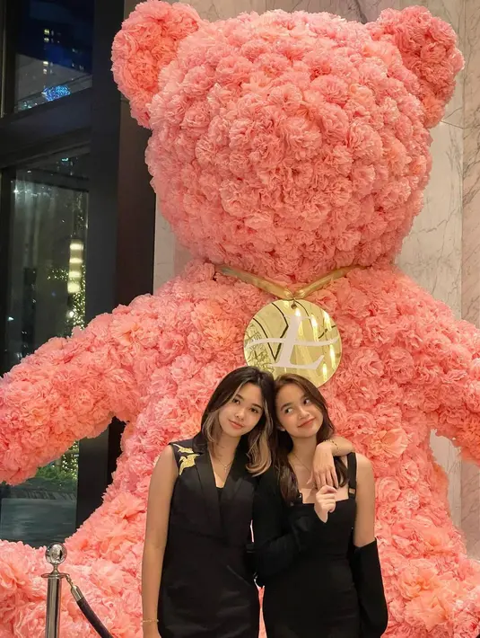 Chanella dan Sydney berpose berdua mengenakan outfit serba hitam. Kedua putri Cut Tari ini memang memiliki pesona yang tak main-main, bukan? [Foto: Instagram/cuttaryofficial]