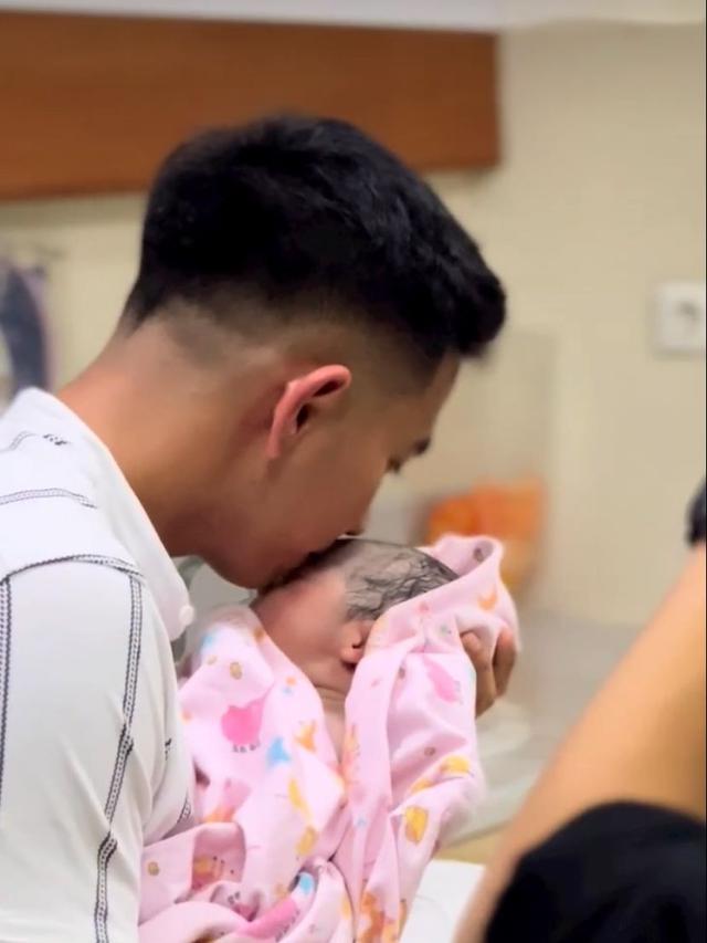 Potret Ridho DA dan anak kedua (Sumber: Instagram/da2_ridho dan Instagram/syifaaef)