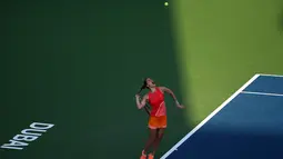 Aksi peteis putri Jerman, Andrea Petkovic, saat melawan petenis Italia, Camila Giorgi, dala turnamen tenis Dubai Duty Free di Dubai, (15/2/2016). (AFP/Marwann Naamani)