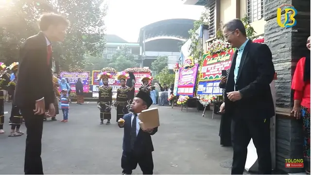 7 Potret Ucok Baba Datang ke Acara Wisuda Sekolah Putranya, Bikin Heboh