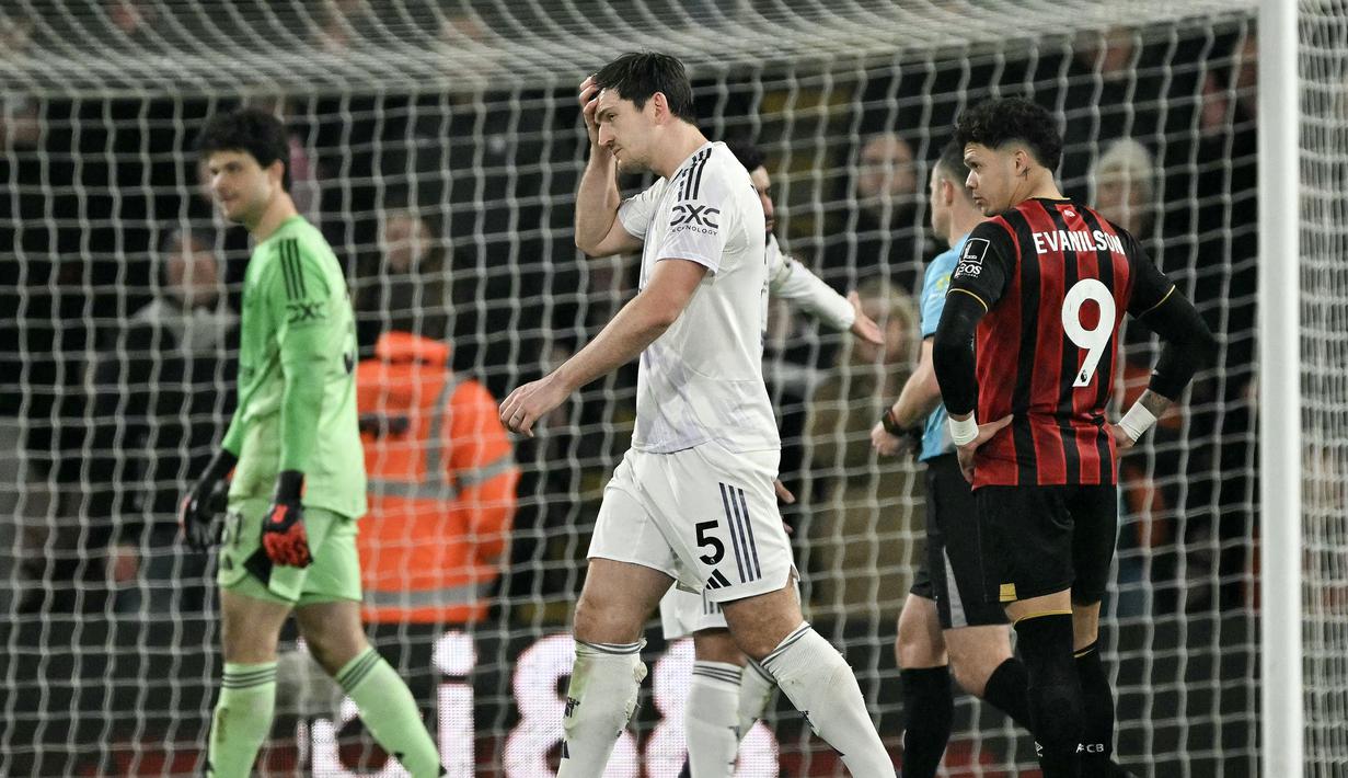 Maguire harus meninggalkan lapangan setelah melanggar Evanlison di dalam kotak penalti dan membuat MU kebobolan menjadi skor 2-2. (AFP/Glyn Kirk)