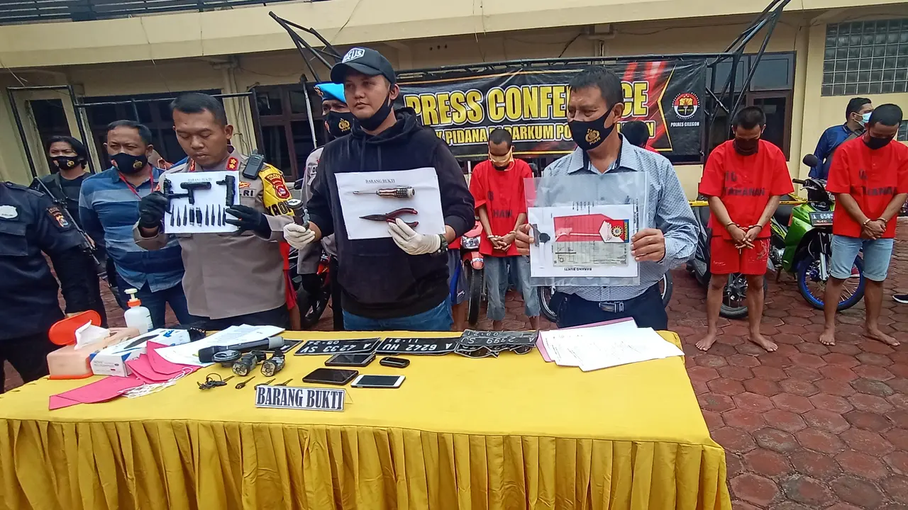 Kapolres Cilegon, AKBP Sigit Hariono Dan Kasatreskrim, AKP Maryadi, Saat Ungkap Kasus Curanmor. (Kamis,05/11/2020). (Yandhi Deslatama/Liputan6.com)